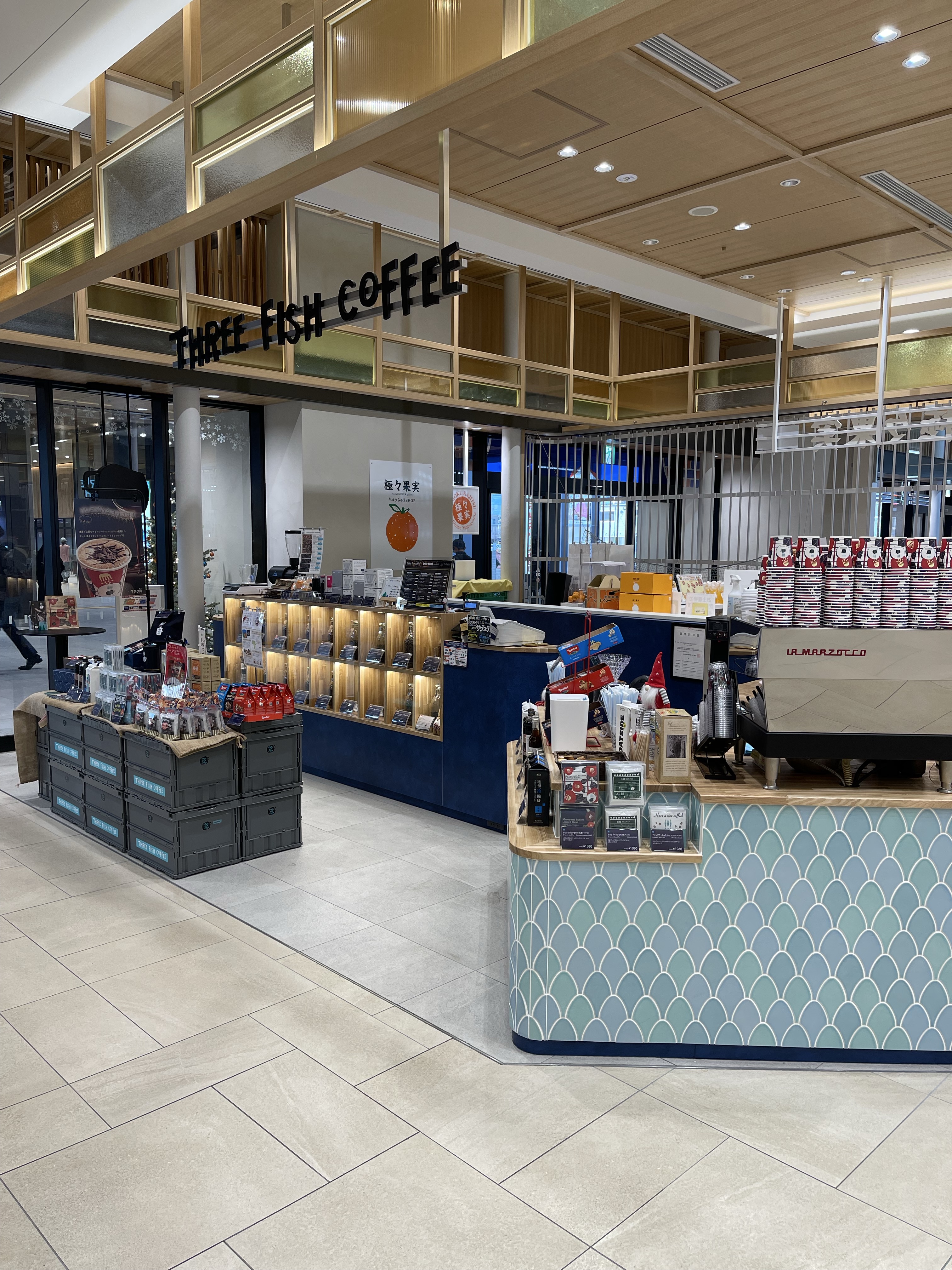 THREE FISH COFFEE JR松山駅だんだん通り店